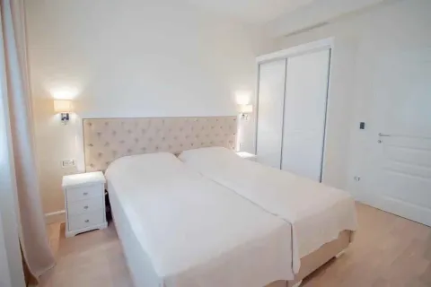 Svjetla spavaća soba sa bračnim krevetom, bijelim noćnim stolićima i garderoberom. - image 46