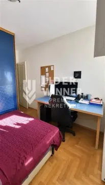 Dečja soba opremljena krevetom, radnim stolom i plakarom. - image 15