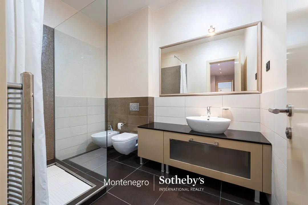 Izdavanje, trosoban stan, 204m², Kod Capital Plaze, Podgorica