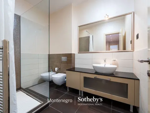 Izdavanje, trosoban stan, 204m², Kod Capital Plaze, Podgorica - image 20