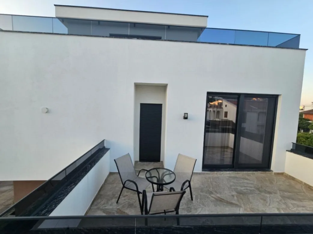 Sale, three bedroom apartment, 183m², Centar, Ulcinj