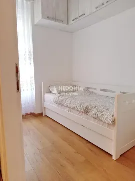 Manja spavaća soba sa krevetom i ugradnim elementima. - image 6