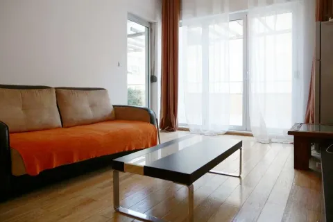 Dnevna soba sa garniturom, stočićem i izlazom na terasu. - image 3