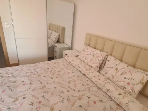 Furnished bedroom with a double bed and a mirrored wardrobe. - image 9