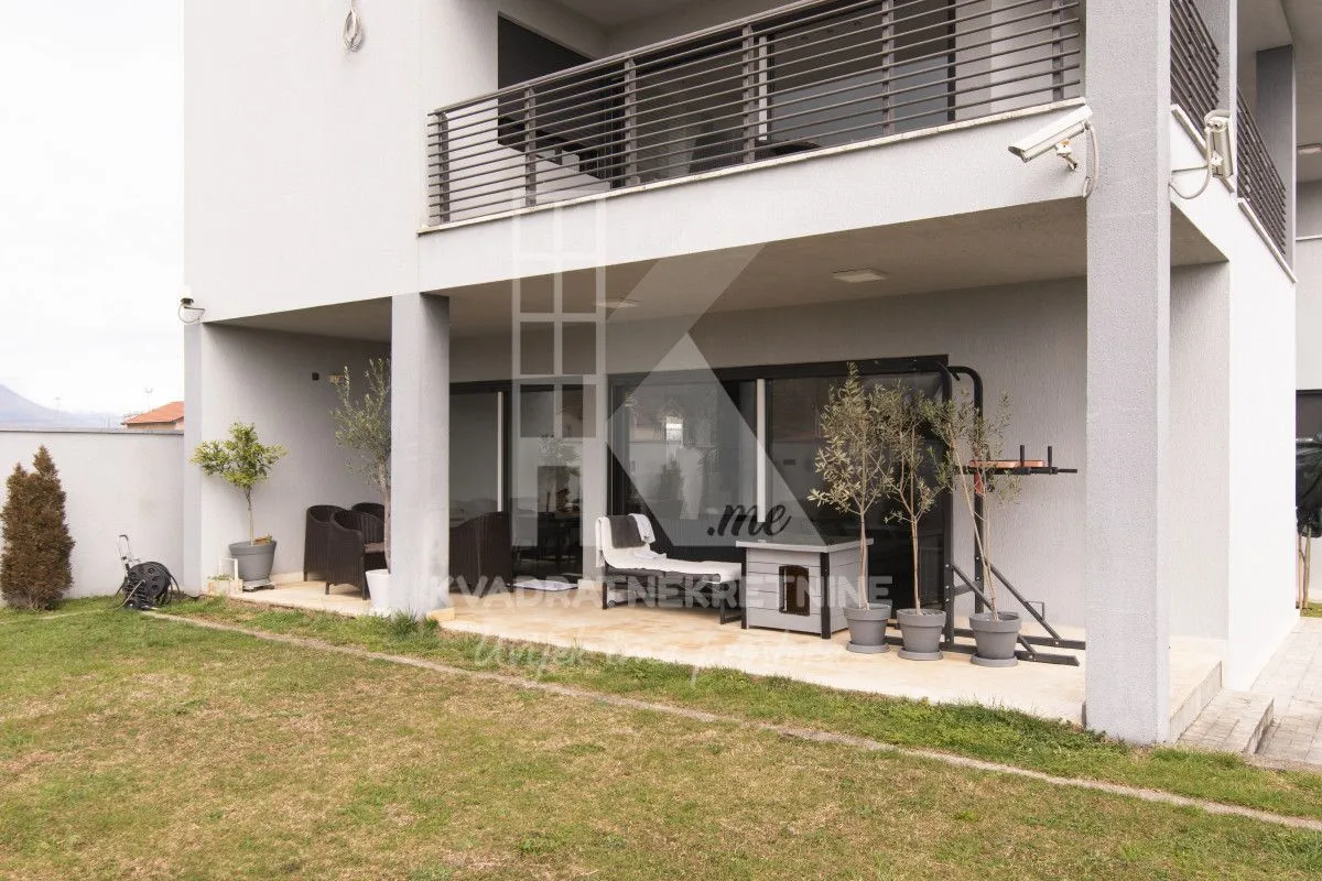 Sale, house, 250m², Tološi, Podgorica