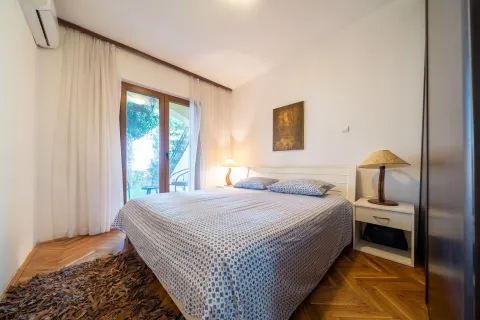 Bright bedroom with a double bed and access to a terrace. - image 17
