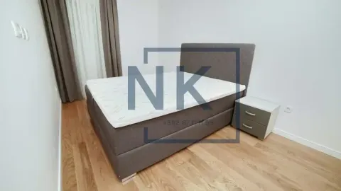 Spavaća soba sa bračnim krevetom i noćnim stočićem. - image 6
