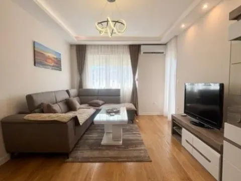 Izdavanje, jednosoban stan, 50m², Central Point, Podgorica