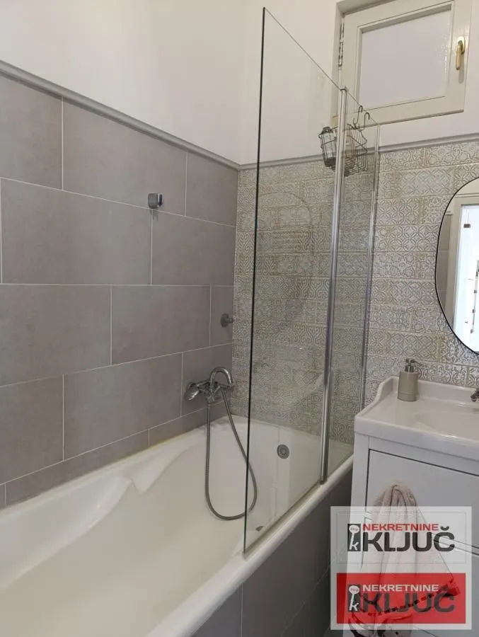 Prodaja, četvorosoban stan, 95m², Centar, Novi Sad