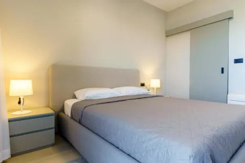 Svijetla spavaća soba sa bračnim krevetom i noćnim ormarićima. - image 8