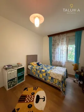 Dječja spavaća soba sa krevetom, radnim stolom i policama. - image 7