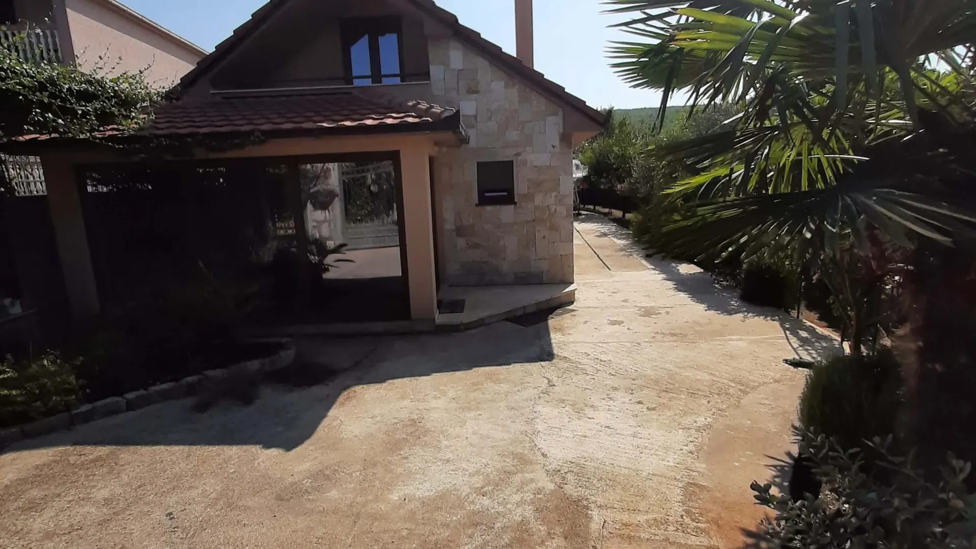 Izdavanje, kuća, 100m², Mareza, Podgorica