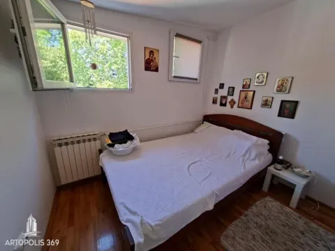Spavaća soba sa krevetom i prozorom. - image 14