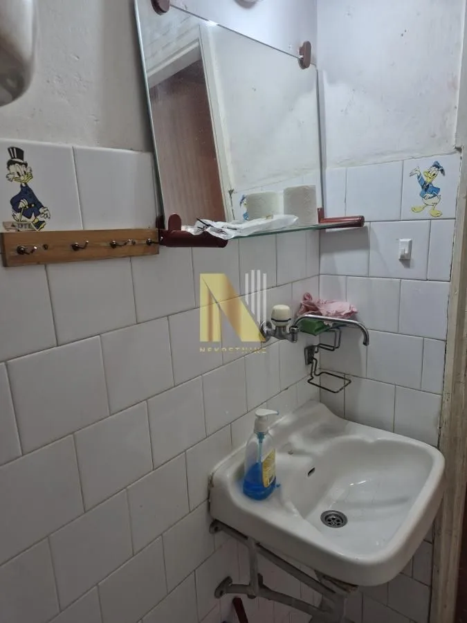 Manje kupatilo sa umivaonikom i ogledalom.