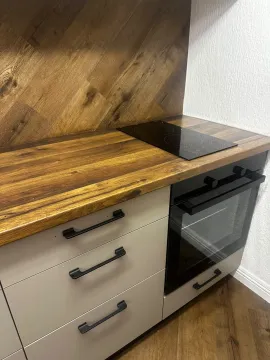 Moderna kuhinja sa drvenom radnom pločom, ugradnom rernom i pločom za kuvanje. - image 12