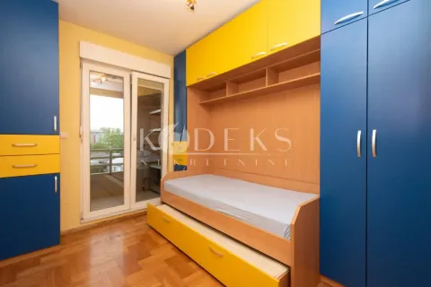 Children's bedroom with a bed and built-in wardrobes in blue and yellow. - image 4