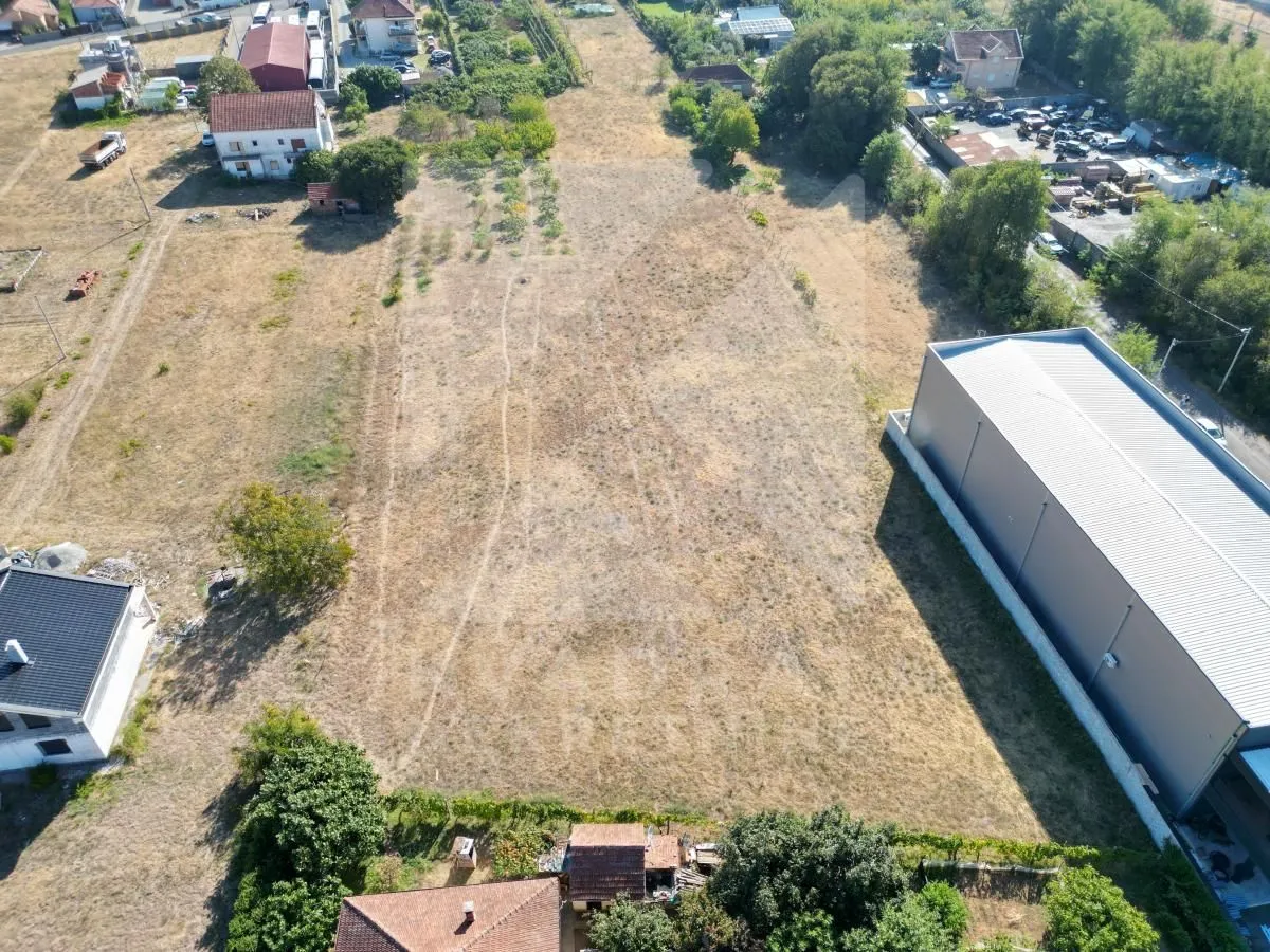 Pogled iz vazduha na građevinsku parcelu i okolno područje.