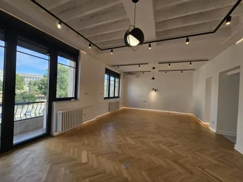 Spacious empty room with hardwood parquet flooring and large windows. - image 12