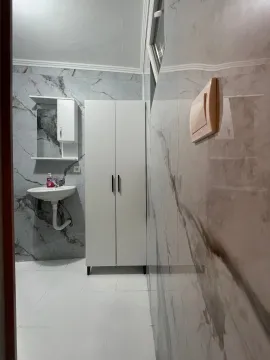 Manje kupatilo sa umivaonikom, ogledalom i bijelim ormarićem. - image 12