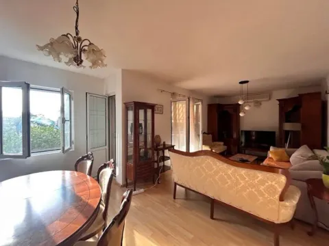 Izdavanje, dvosoban stan, 100m², Kalimanj, Tivat - image 3