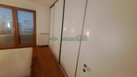 Spavaća soba sa velikim ugradnim garderoberom i drvenom stolarijom. - image 15