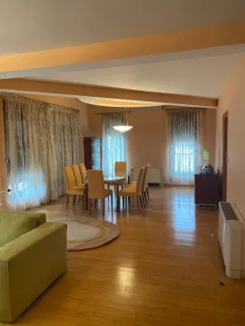 Prostrana trpezarija i dnevni boravak sa drvenim podom i velikim prozorima. - image 11
