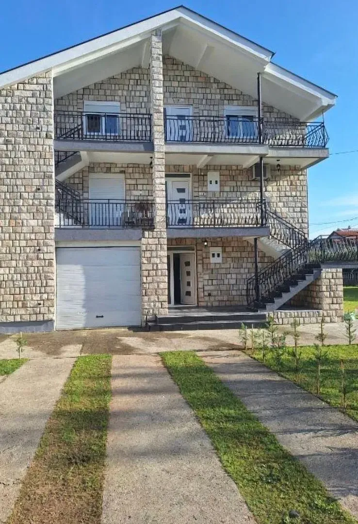 Rent, house, 360m², Zagorič, Podgorica