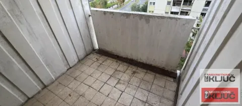 Prazan balkon sa podnim pločicama i betonskom ogradom. - image 7
