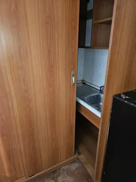 Mala kuhinja u ormaru sa kliznim vratima. - image 13