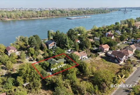 Pogled iz vazduha na plac pored reke sa označenom granicom. - image 2