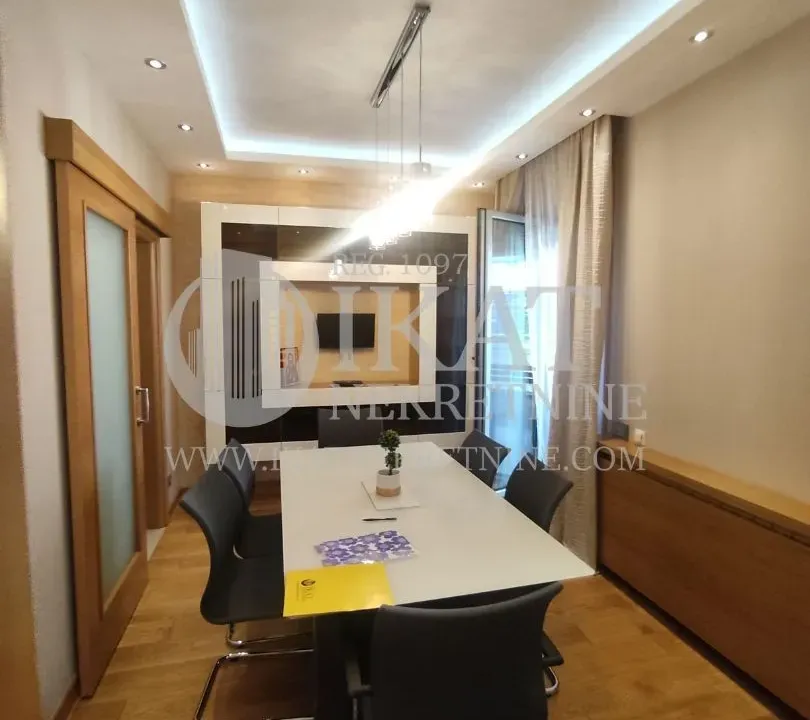 Izdavanje, kuća, 242m², Banovo Brdo, Beograd