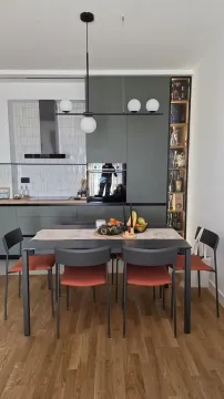 Moderna kuhinja sa trpezarijom i ugradnim elementima. - image 6