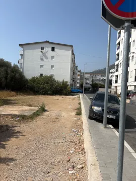 Pogled na plac i okolne zgrade u naselju. - image 10