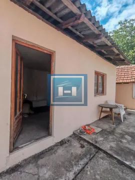 Pogled na spoljašnjost kuće sa ulaznim vratima i malim dvorištem. - image 9