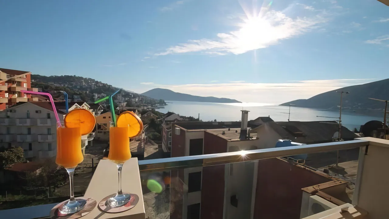 Izdavanje, dvosoban stan, 80m², Igalo, Herceg Novi
