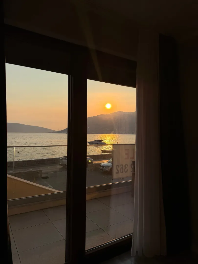 Pogled na more i zalazak sunca sa terase.
