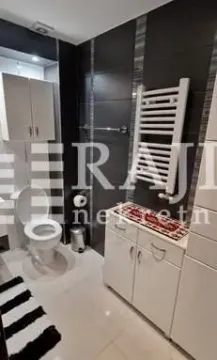 Moderno opremljeno kupatilo sa sanitarijama i belim elementima. - image 13