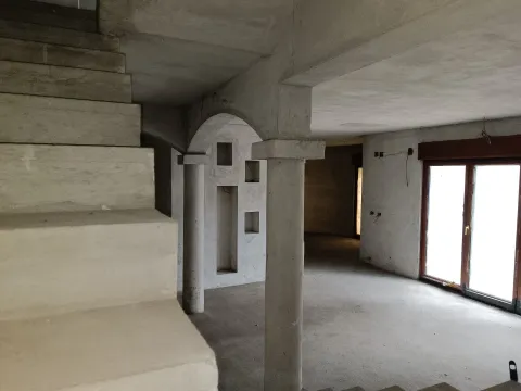 Prodaja, kuća, 381m², Momišići, Podgorica - image 3