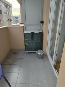 Manji popločani balkon sa ormarićem i pogledom na zgrade. - image 7