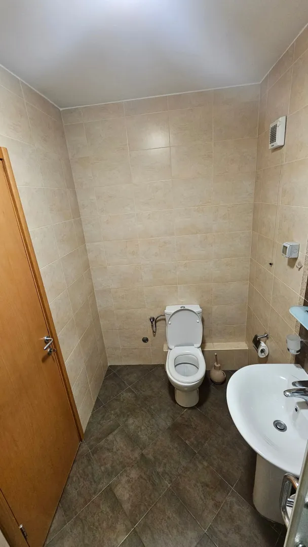Manje kupatilo sa WC šoljom i umivaonikom.