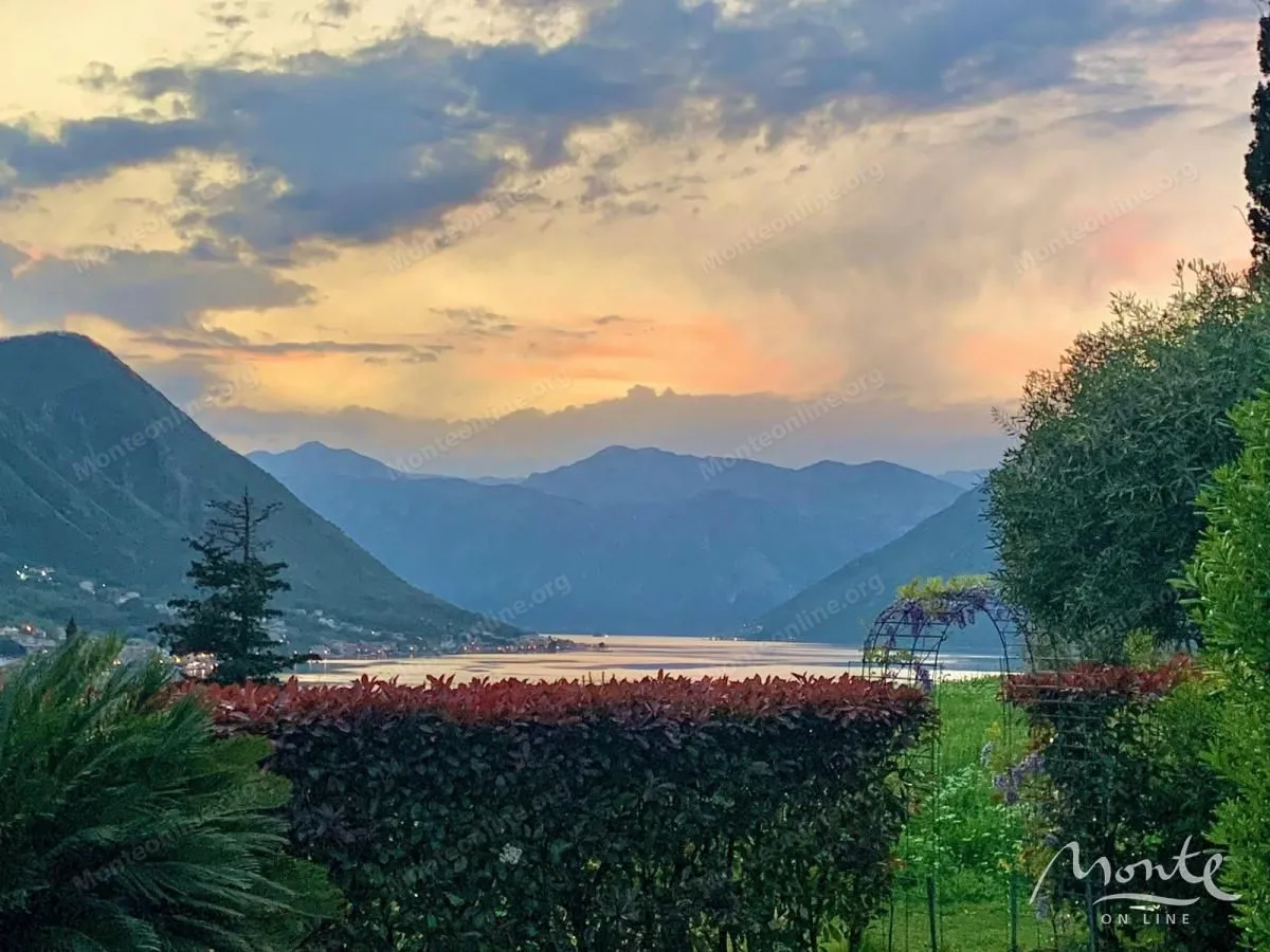 Prodaja, dvosoban stan, 74m², Dobrota, Kotor