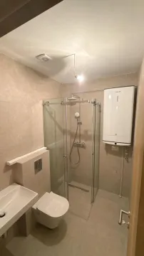 Kupatilo opremljeno tuš kabinom, umivaonikom, toaletom i bojlerom. - image 4