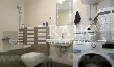 Small bathroom with a bathtub, washbasin, and washing machine. - image 6