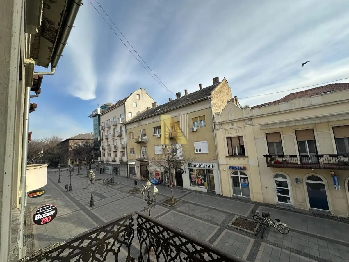 Prodaja, četvorosoban stan, 172m², Centar, Sombor