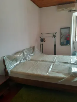 Spavaća soba sa krevetom prekrivenim najlonom. - image 7