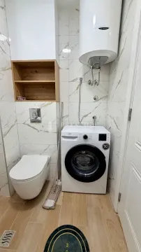Moderno opremljeno kupatilo sa veš mašinom i bojlerom. - image 11