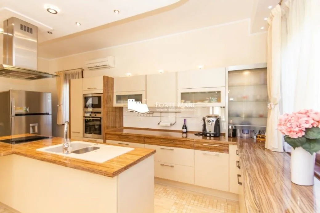 Prodaja, kuća, 330m², Đenovići, Herceg Novi
