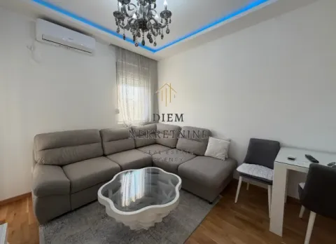 Udobna dnevna soba sa ugaonom garniturom, stočićem i trpezarijskim stolom. - image 4