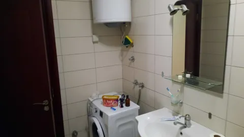 Jednostavno kupatilo sa veš mašinom, bojlerom i lavaboom. - image 7