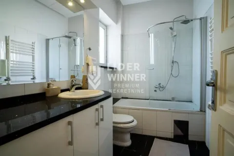 Izdavanje, četvorosoban stan, 130m², Stari Grad, Beograd - image 7
